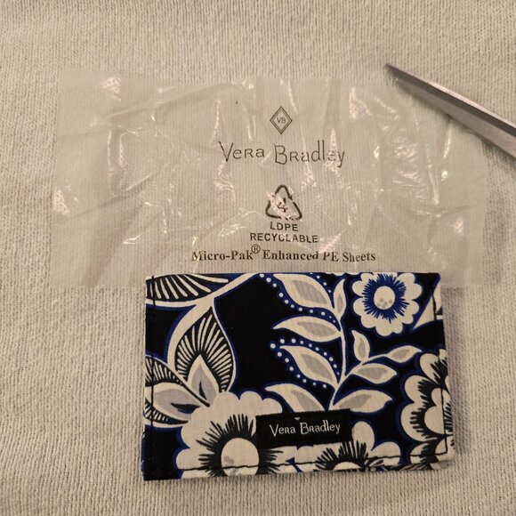Vera Bradley NEW Card Case Snow Lotus Black White Floral Retired Pattern RFID Se - Picture 1 of 9